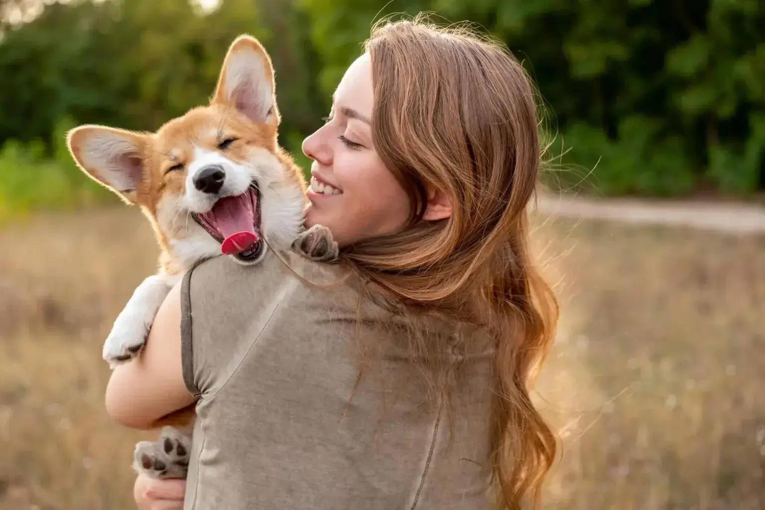 Mulher abrançando o cachorro